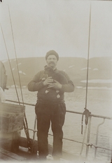 Skipper Andreas Beck ombord i fartøyet "Holmengraa" (Personbilde)